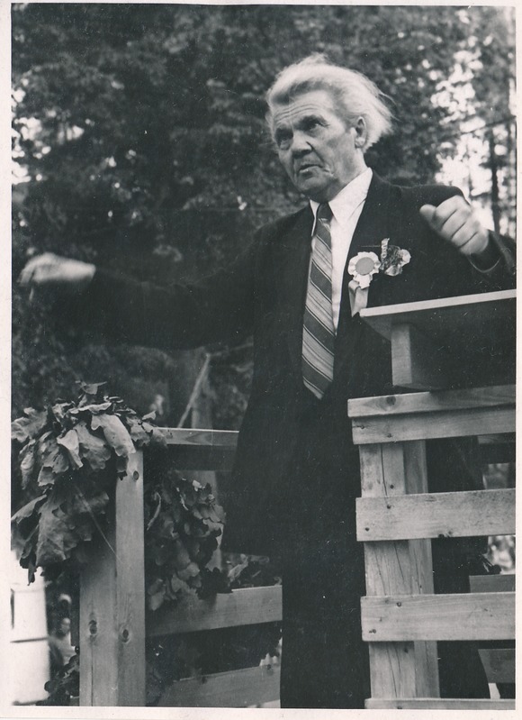 Juhan Simm juhatab Kassitoomel peetud laulupidu 1959. aastal. Foto A. Nilson, Tartu Linnamuuseumi fotokogu, TM F 933:8.